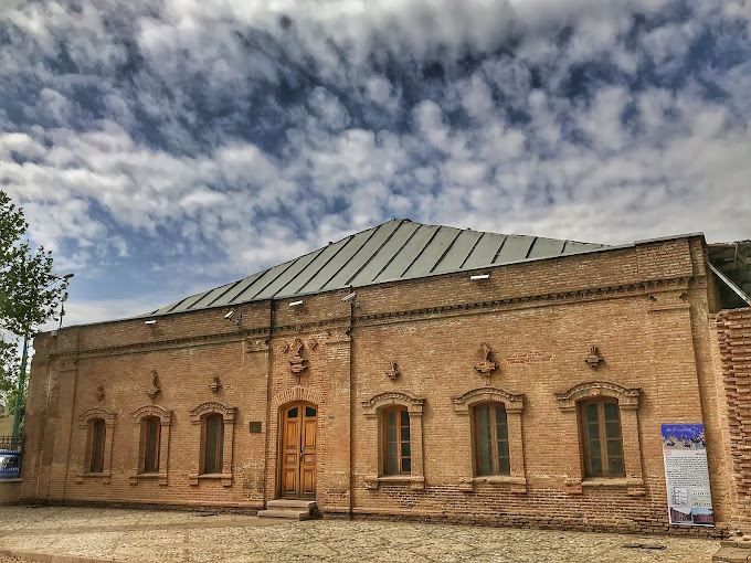 تصویر مدرسه امید که در ابتدا دبیرستان پاسداران ضمیمه آن بوده است.